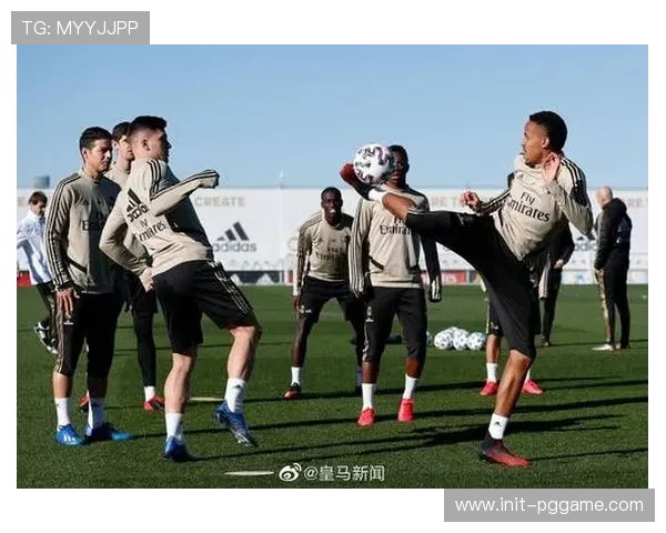 巴斯克斯圣诞假期低调现身皇马训练基地，与故友重叙